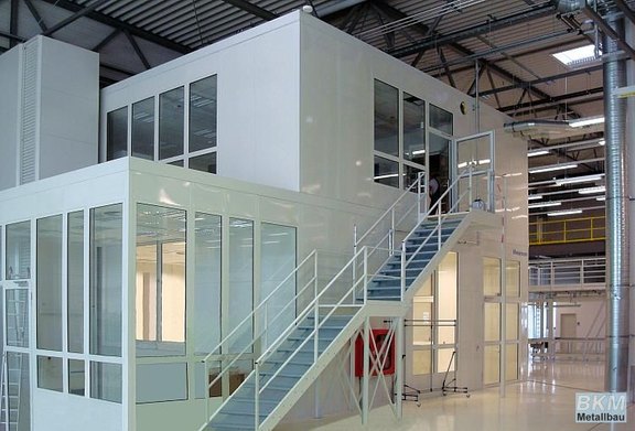Doppelstock-Raumsystem mit Messraum: Messraum 6x8 m² mit lichter Raumhöhe 3,0 m und Klimaanlage, hohe Schallschutzverglasung