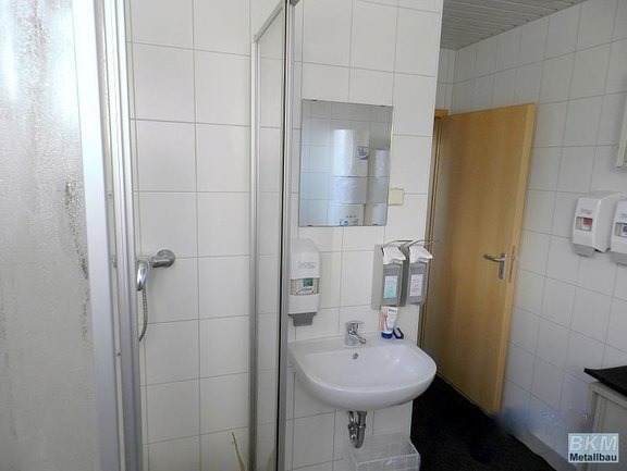Sanitärcontainer mit eingefliester Dusche, links im Bild